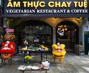 Hình ảnh thi công ngói nhựa âm dương cho mái hiên, mái che cửa sổ, cửa đi